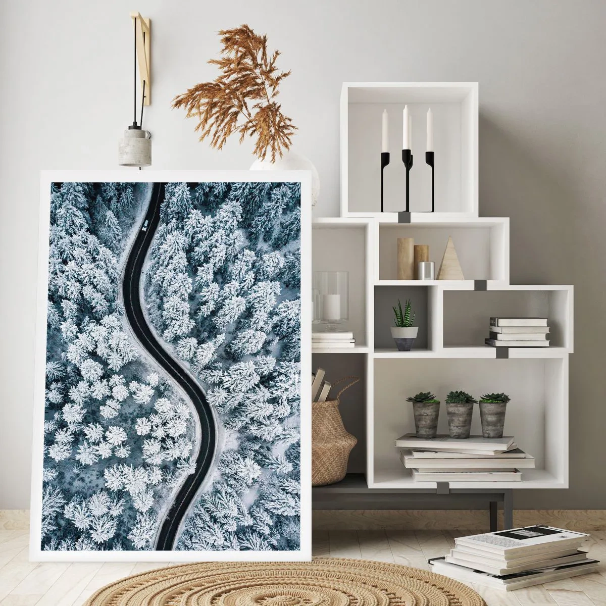 Affiche - Poster - Une route pittoresque parmi les arbres enneigés vue à vol d'oiseau - 50x70cm - À travers une forêt d'hiver - Décoration murale moderne pour le salon et la chambre ARTTOR