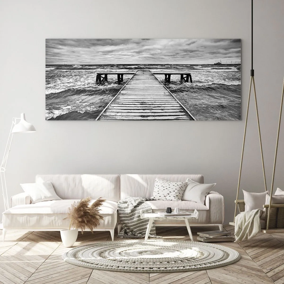 Impression sur verre - Image sur verre - Une vue en noir et blanc d'une jetée en bois sur une mer agitée. - 120x50cm - J'attends que le vent, ça le chassera... - Décoration murale moderne pour le salon et la chambre ARTTOR