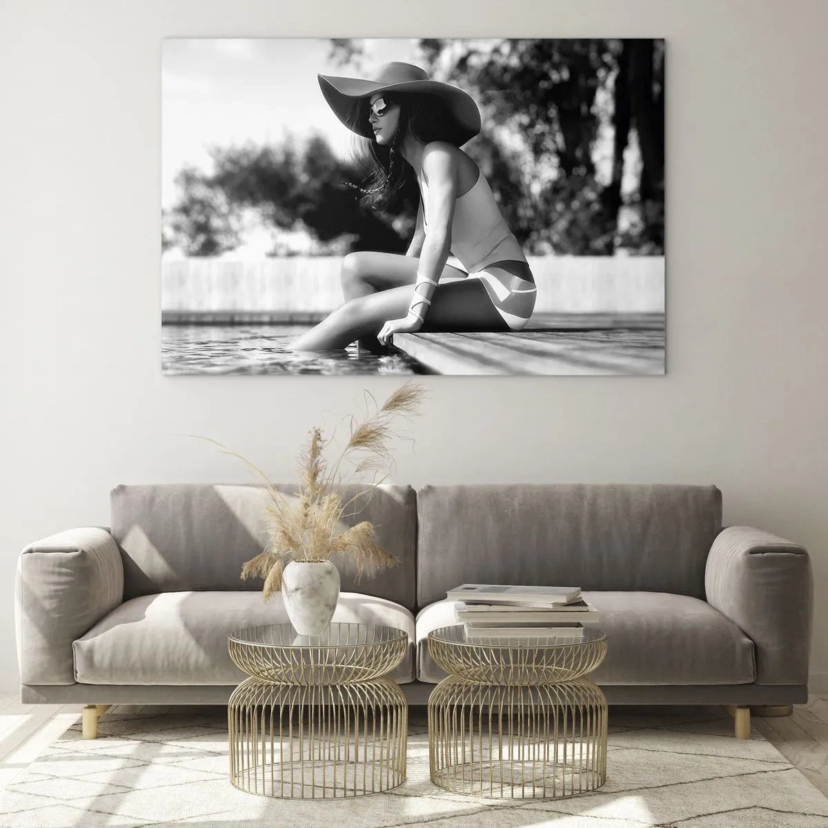Impression sur verre - Image sur verre - Femme portant un chapeau assise au bord de la piscine en noir et blanc - 100x70cm - Rêve d'été - Décoration murale moderne pour le salon et la chambre ARTTOR