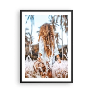 Affiche dans un cadre noir - Poster - Une femme en chemise blanche marchant parmi les palmiers - 50x70cm - Né de peluches d'herbe - Décoration murale moderne pour le salon et la chambre ARTTOR