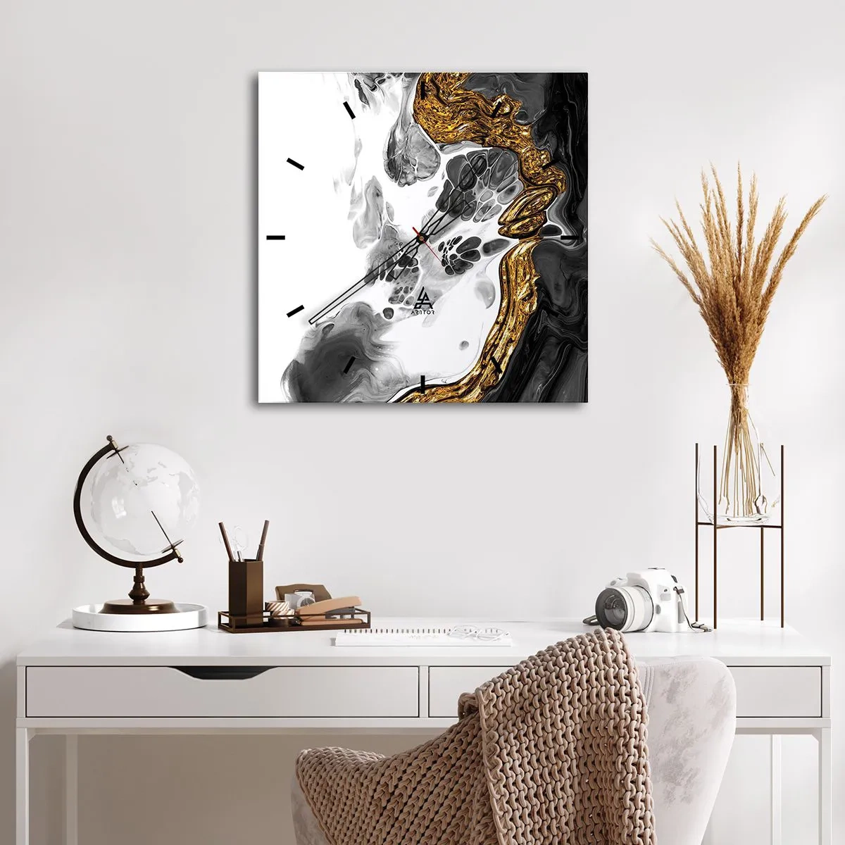 Horloge murale - Pendule murale - Une composition abstraite avec des accents d'or et de noir. - 30x30cm - Composition organique - Décoration murale moderne pour le salon et la chambre ARTTOR