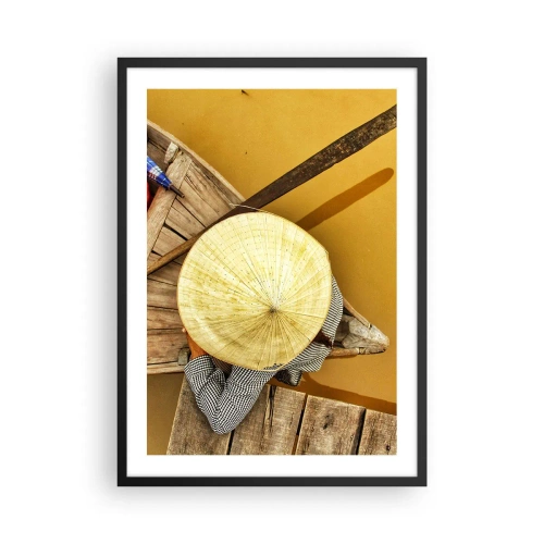 Affiche dans un cadre noir - Poster - Un chapeau traditionnel sur fond de bateau en bois et d'eau. - 50x70cm - La vie sur le fleuve Jaune - Décoration murale moderne pour le salon et la chambre ARTTOR
