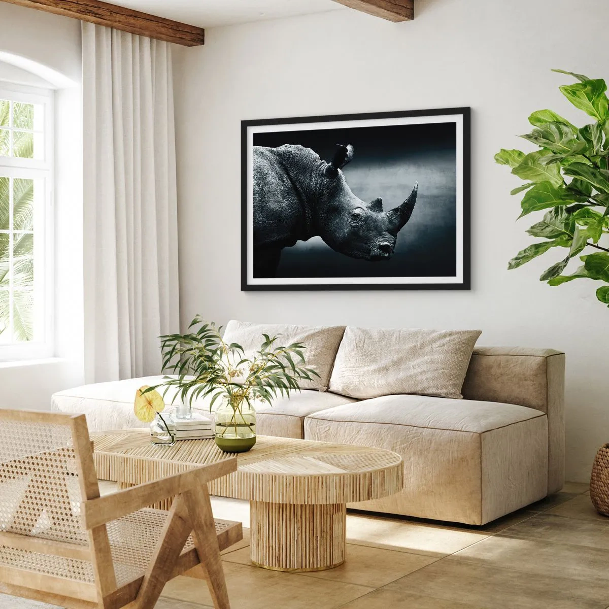 Affiche dans un cadre noir - Poster - Portrait noir et blanc d'un rhinocéros sur fond sombre - 100x70cm - Le profil droit - Décoration murale moderne pour le salon et la chambre ARTTOR