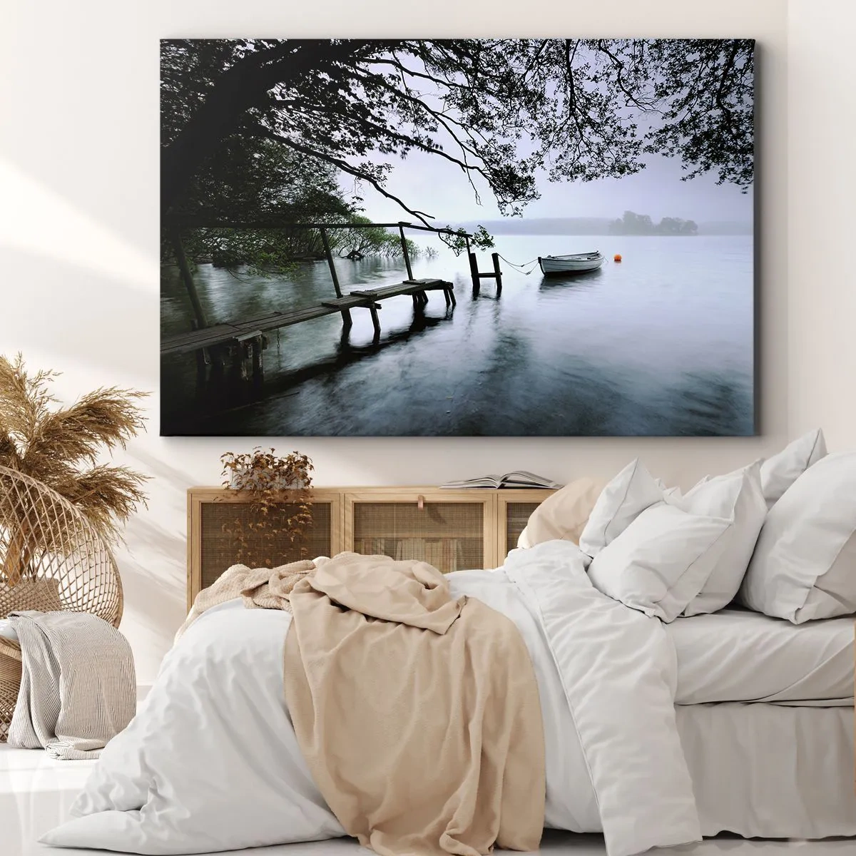Impression sur toile - Image sur toile - Une jetée sur l'eau avec un bateau en arrière-plan entouré d'un paysage brumeux - 120x80cm - Tu te reposes déjà - Décoration murale moderne pour le salon et la chambre ARTTOR