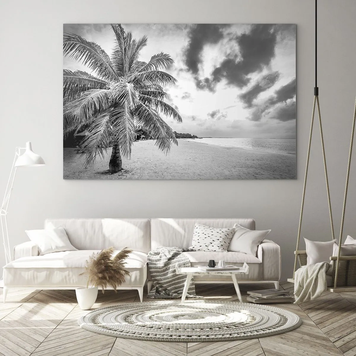 Impression sur verre - Image sur verre - Un palmier noir et blanc sur une plage déserte avec un ciel nuageux. - 70x50cm - Quand tu aspires à la solitude - Décoration murale moderne pour le salon et la chambre ARTTOR