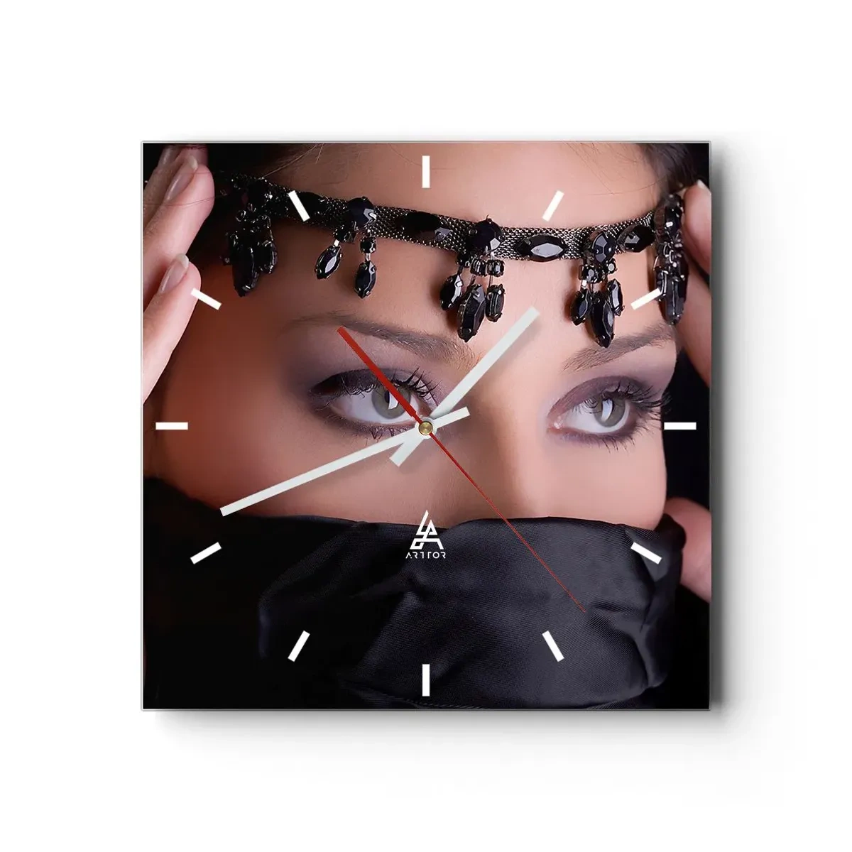 Horloge murale - Pendule murale - Portrait d'une femme avec des bijoux décoratifs sur fond noir - 30x30cm - Tentation de mystère oriental - Décoration murale moderne pour le salon et la chambre ARTTOR