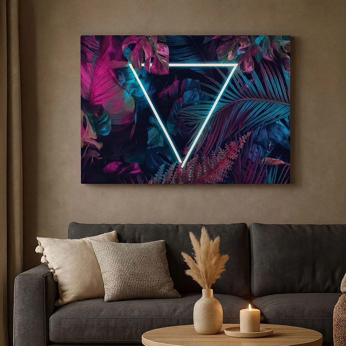 Impression sur toile - Image sur toile - Un triangle néon entouré de feuilles tropicales aux couleurs sombres. - 70x50cm - Jardin de style disco - Décoration murale moderne pour le salon et la chambre ARTTOR