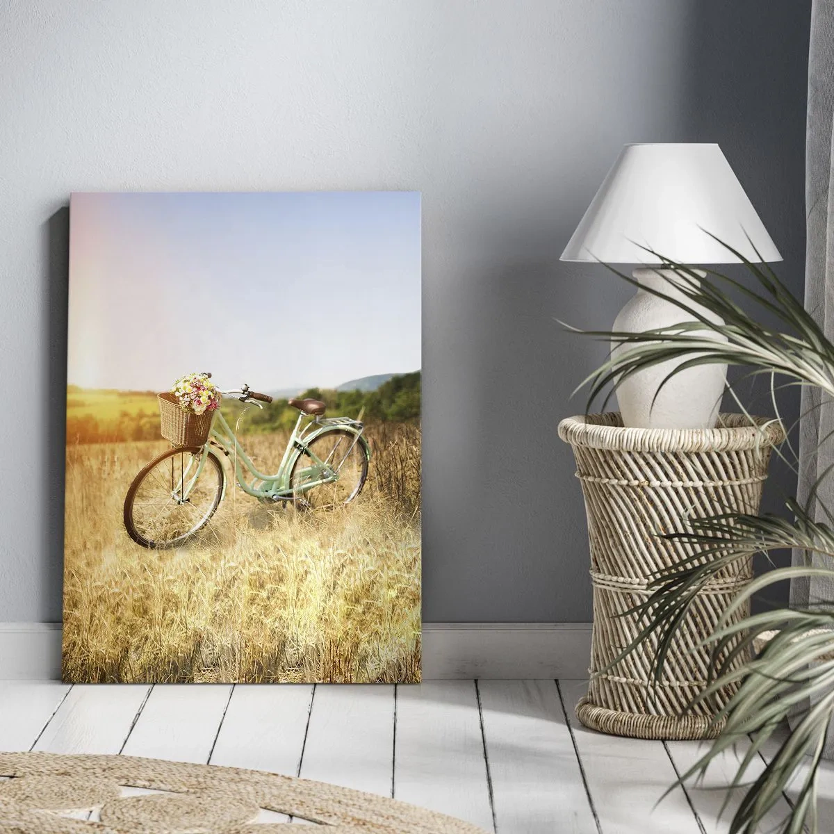Impression sur toile - Image sur toile - Un vélo rétro avec un panier rempli de fleurs sur fond de prairie. - 80x120cm - Je vais rester un petit moment - Décoration murale moderne pour le salon et la chambre ARTTOR