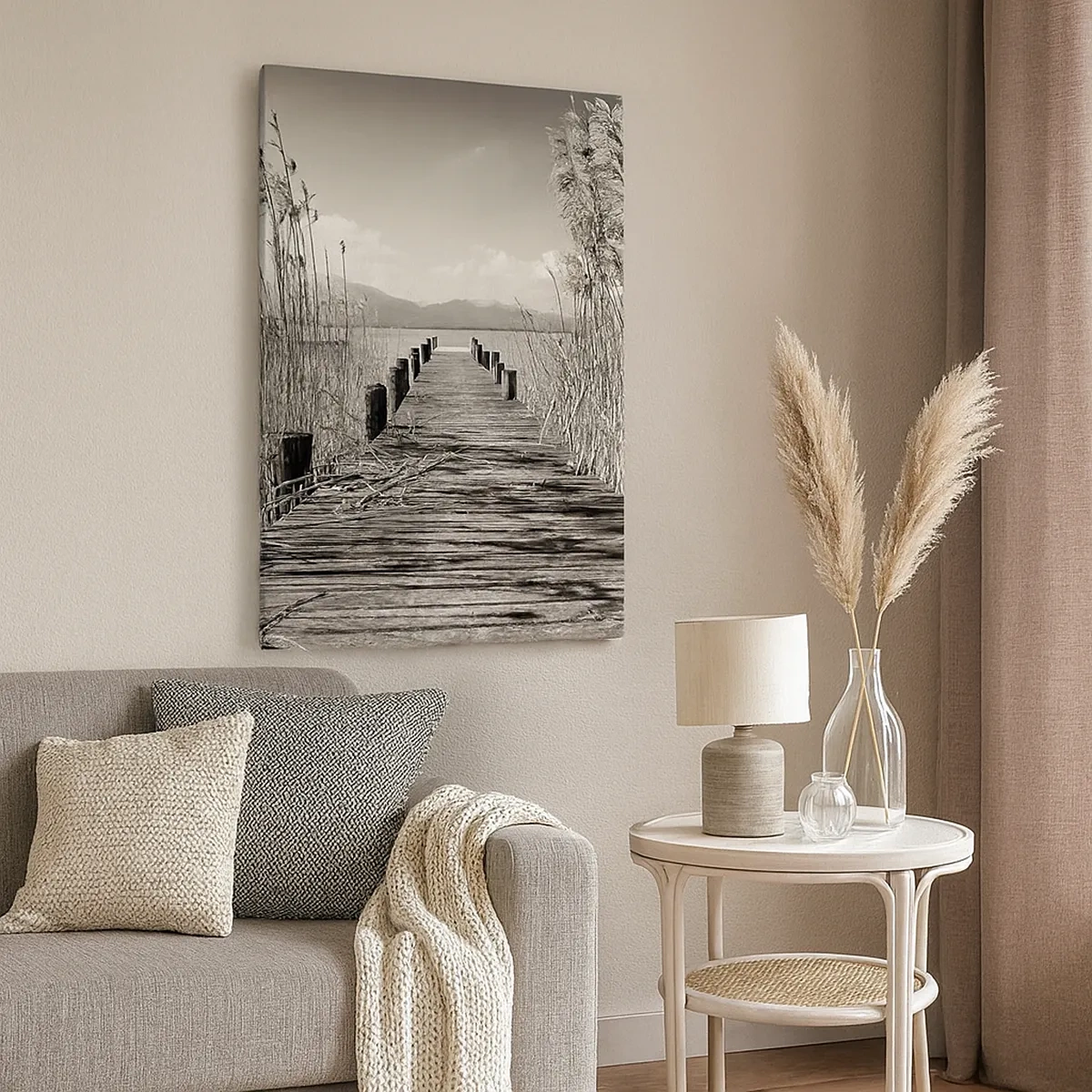 Impression sur toile - Image sur toile - Une jetée en bois parmi les hautes herbes au-dessus d'un lac aux tons sépia - 50x70cm - Dans le calme de l'herbe - Décoration murale moderne pour le salon et la chambre ARTTOR