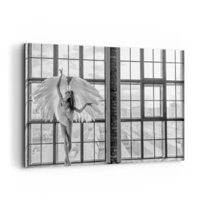 Impression sur toile - Image sur toile - Une femme avec des ailes d'ange sur fond de fenêtre de loft - 120x80cm - La ville des anges? - Décoration murale moderne pour le salon et la chambre ARTTOR