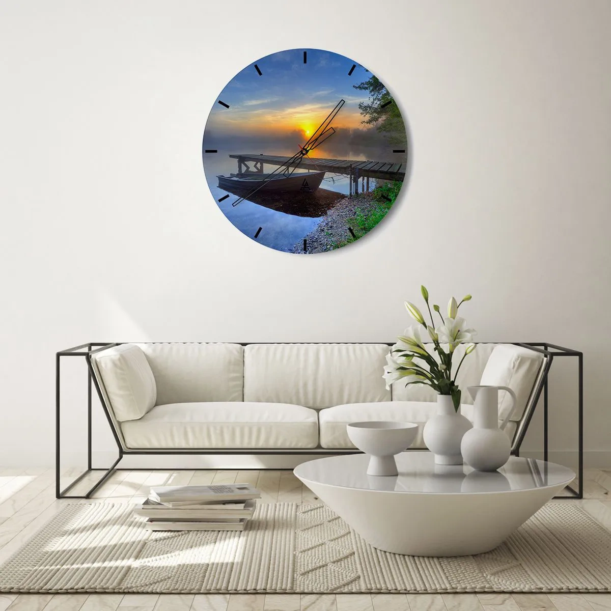 Horloge murale - Pendule murale - Un bateau à quai pendant le lever du soleil sur le lac - 30x30cm - Comment l'ordinaire se transforme en magie - Décoration murale moderne pour le salon, la cuisine et la chambre ARTTOR