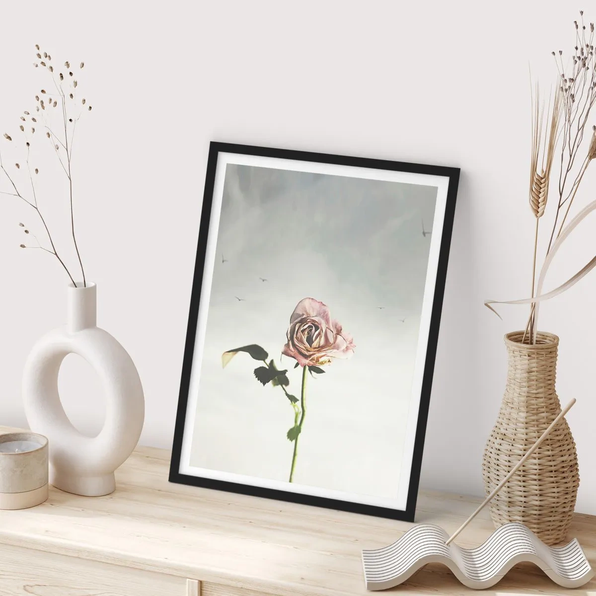Affiche dans un cadre noir - Poster - Une rose subtile contre un ciel délicat - 50x70cm - Bonjour de printemps - Décoration murale moderne pour le salon et la chambre ARTTOR