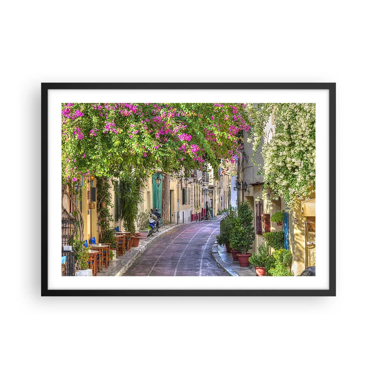 Affiche dans un cadre noir - Poster - Une charmante rue avec des vignes fleuries et des tables de café - 70x50cm - Allée fleurie - Décoration murale moderne pour le salon et la chambre ARTTOR