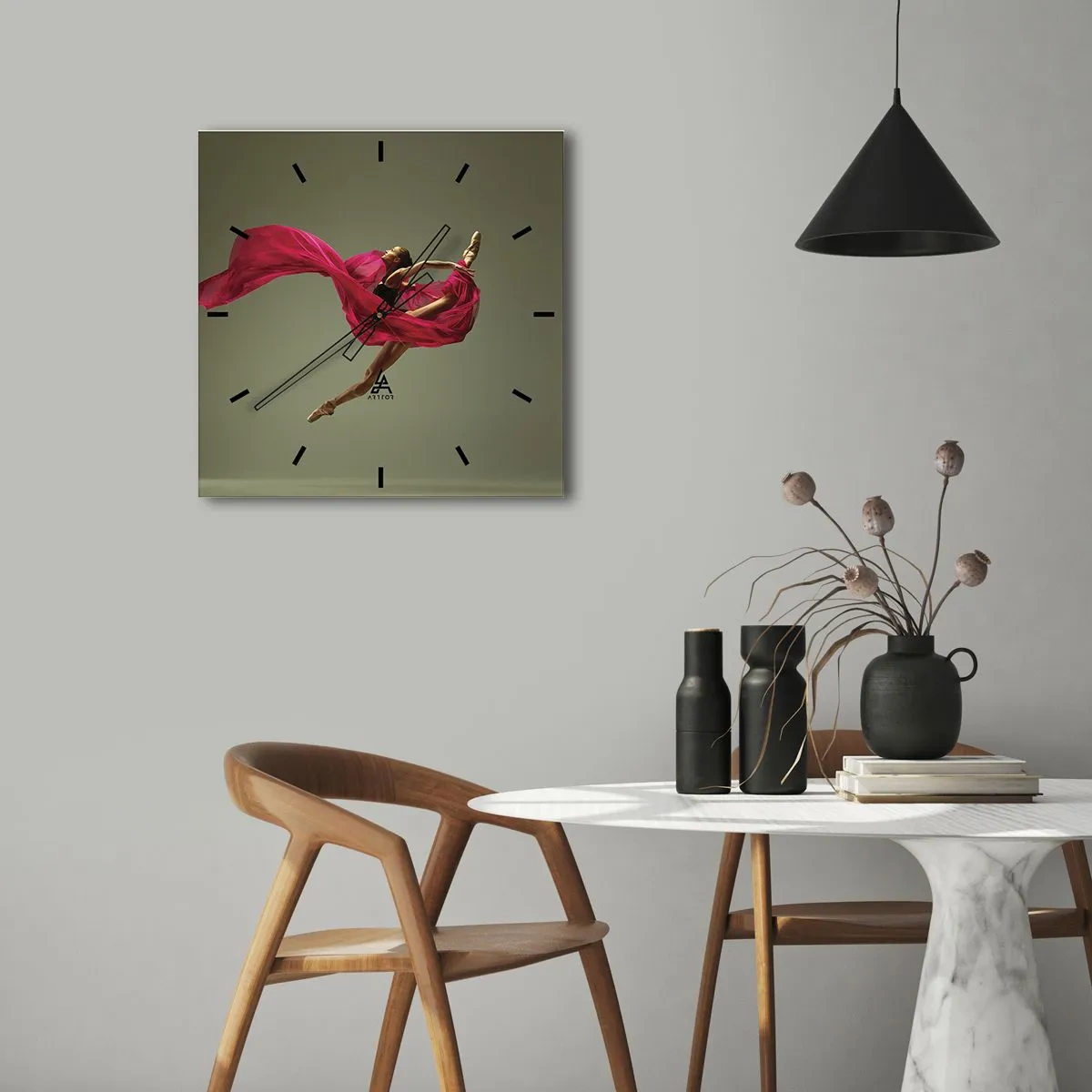 Horloge murale - Pendule murale - Danseuse de ballet dans une pose dynamique avec du tissu rose - 30x30cm - Flamme dansante - Décoration murale moderne pour le salon et la chambre ARTTOR