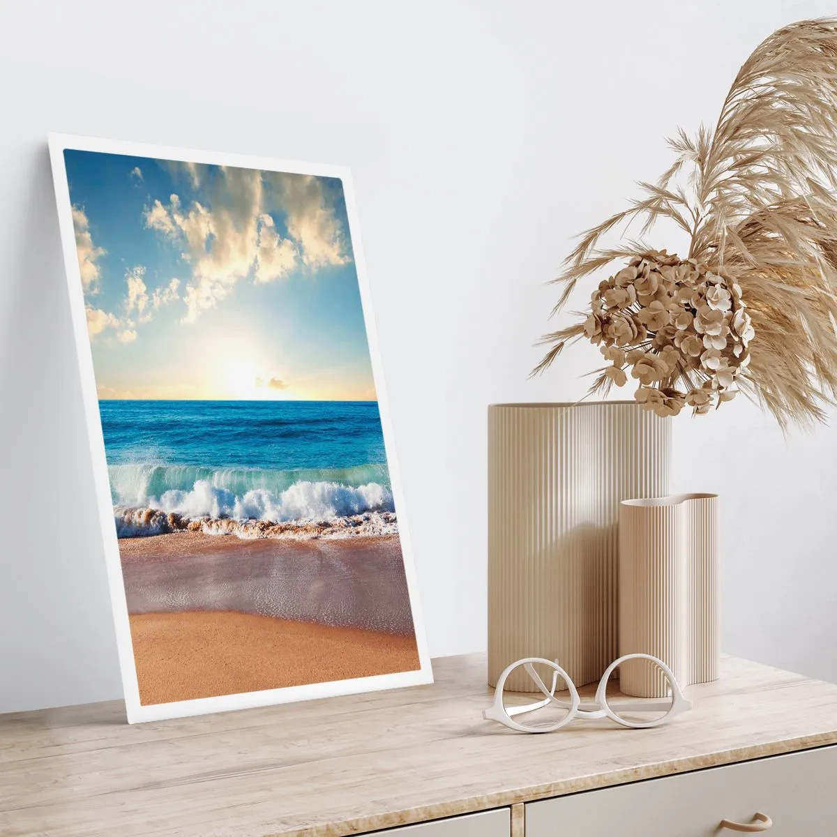 Affiche - Poster - Une plage avec des vagues et un horizon ensoleillé - 50x70cm - Mouvement et immobilité à la fois - Décoration murale moderne pour le salon et la chambre ARTTOR