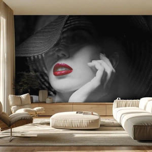 Papier Peint Photo Premium Sand - Femme avec un chapeau noir et des lèvres rouges - 100x70cm - Étude écarlate - Décoration murale moderne pour le salon et la chambre ARTTOR