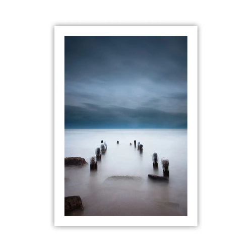 Affiche - Poster - Une vue maussade de pilotis en bois dans l'eau - 50x70cm - Lac pensif - Décoration murale moderne pour le salon et la chambre ARTTOR
