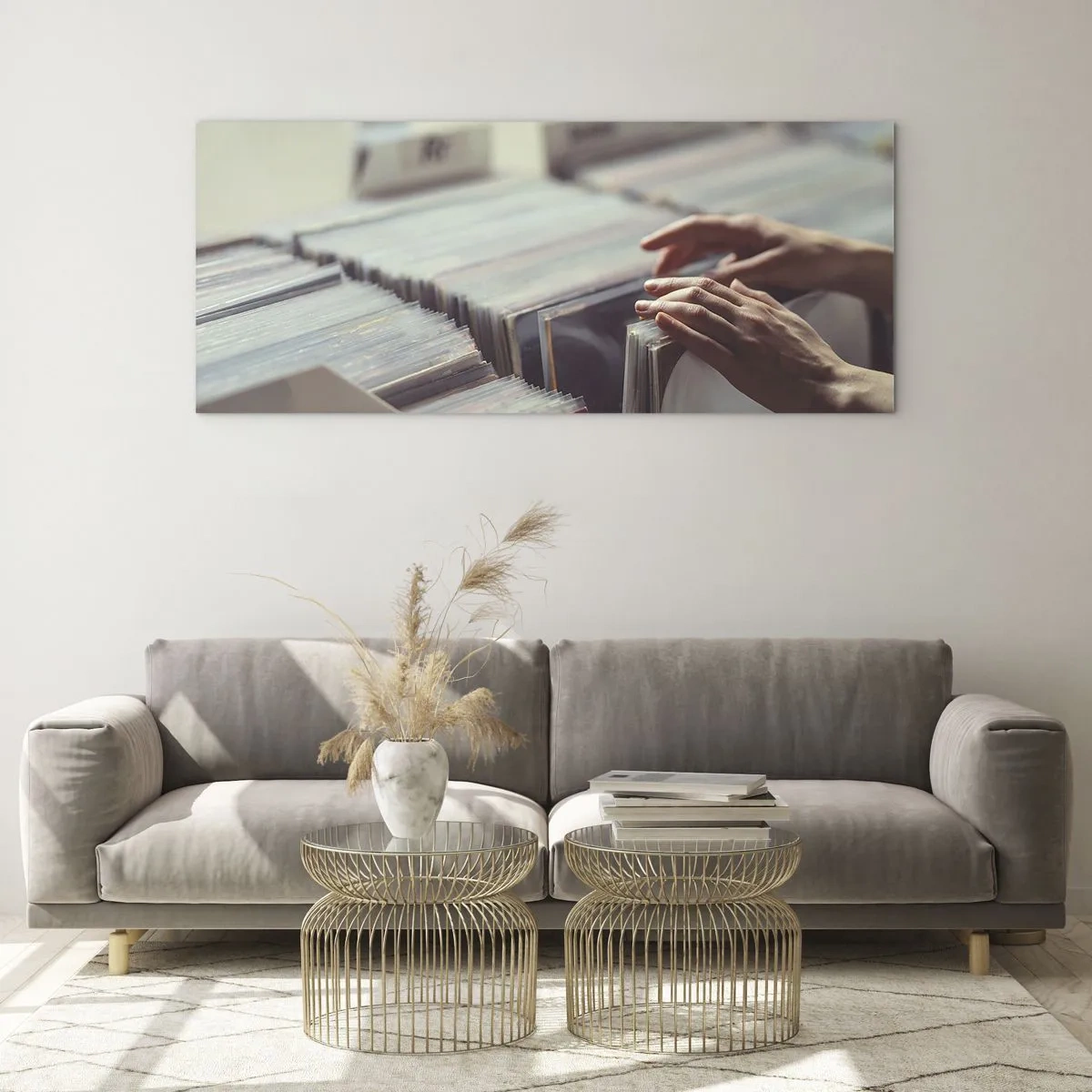 Impression sur verre - Image sur verre - Mains regardant à travers une collection de vinyles - 120x50cm - A la recherche d'émotions - Décoration murale moderne pour le salon et la chambre ARTTOR