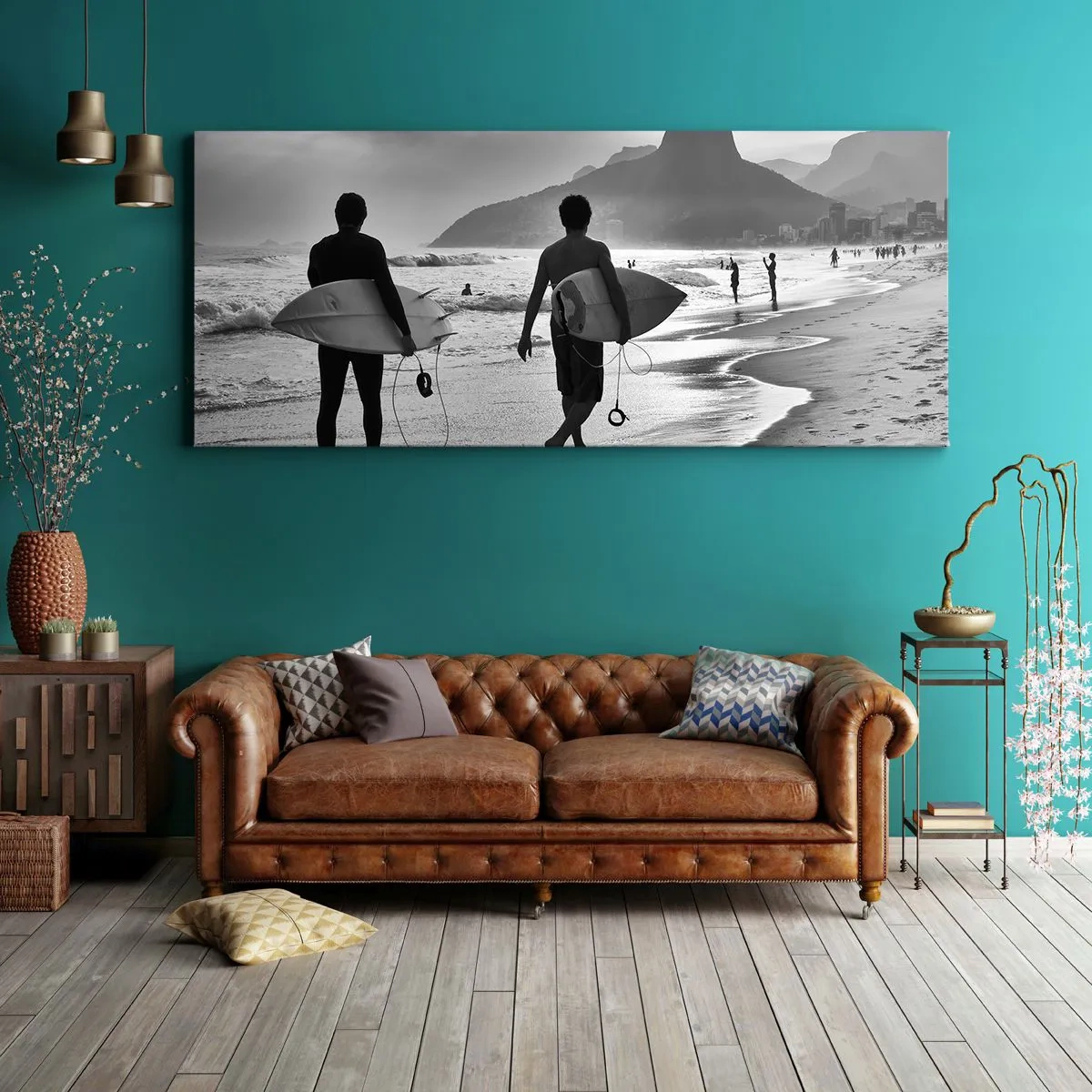 Impression sur toile - Image sur toile - Deux surfeurs marchant sur la plage avec leurs planches en noir et blanc. - 120x50cm - Samba sur une vague - Décoration murale moderne pour le salon et la chambre ARTTOR