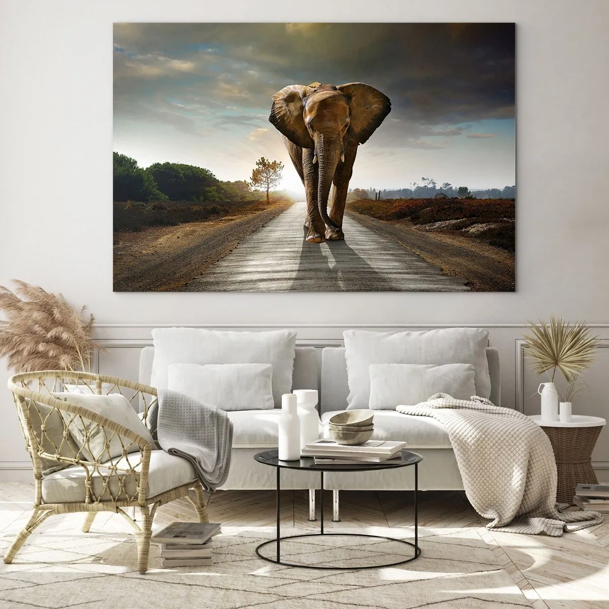 Impression sur verre - Image sur verre - Un éléphant marchant le long de la route au coucher du soleil - 100x70cm - Et pas du tout en porcelaine - Décoration murale moderne pour le salon et la chambre ARTTOR