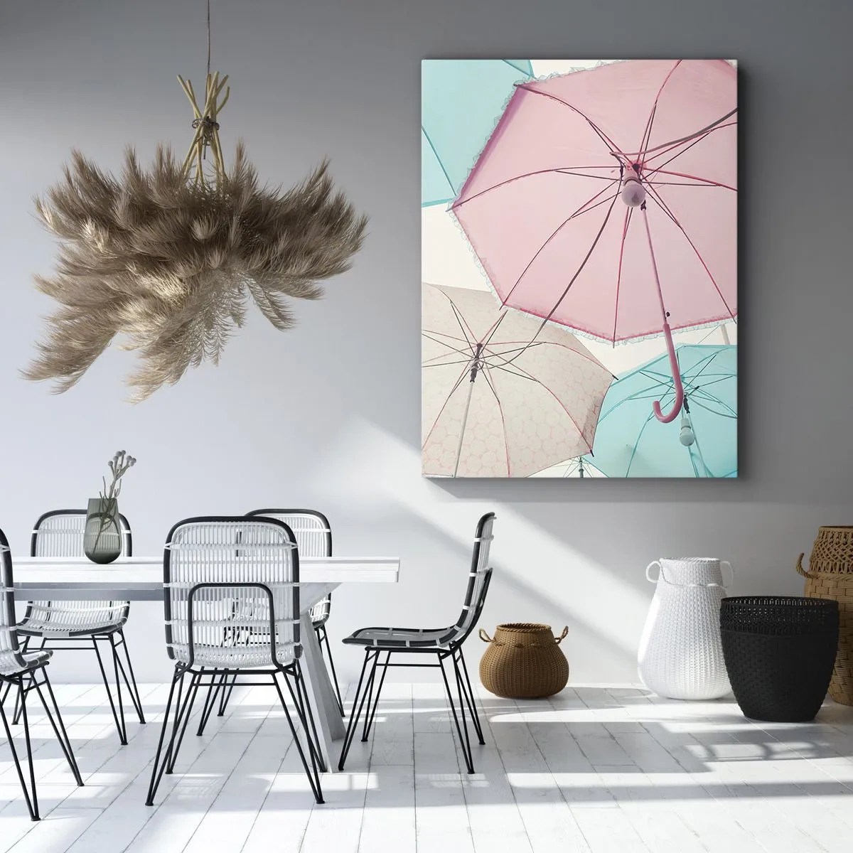 Impression sur toile - Image sur toile - Parapluies pastel contre un ciel lumineux - 50x70cm - Parfois le soleil, parfois la pluie - Décoration murale moderne pour le salon et la chambre ARTTOR