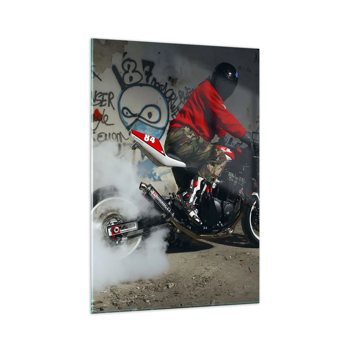 Impression sur verre - Image sur verre - Un motard effectue un drift spectaculaire dans un bâtiment abandonné couvert de graffitis. - 70x100cm - Pourchassez moi! - Décoration murale moderne pour le salon et la chambre ARTTOR