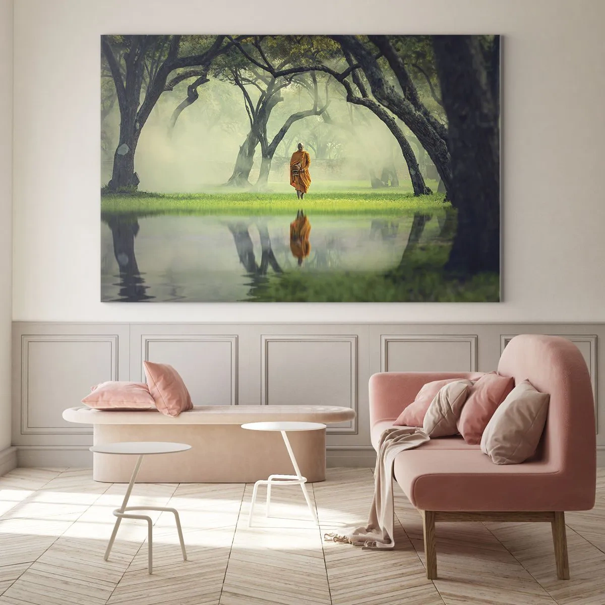 Impression sur verre - Image sur verre - Un moine en robe orange marche parmi les arbres au bord de l'eau - 120x80cm - En route vers l'illumination - Décoration murale moderne pour le salon et la chambre ARTTOR