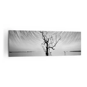 Impression sur toile - Image sur toile - Un arbre dans l'eau sous un ciel nocturne avec des étoiles en mouvement - 160x50cm - La symphonie de la nature - Décoration murale moderne pour le salon et la chambre ARTTOR