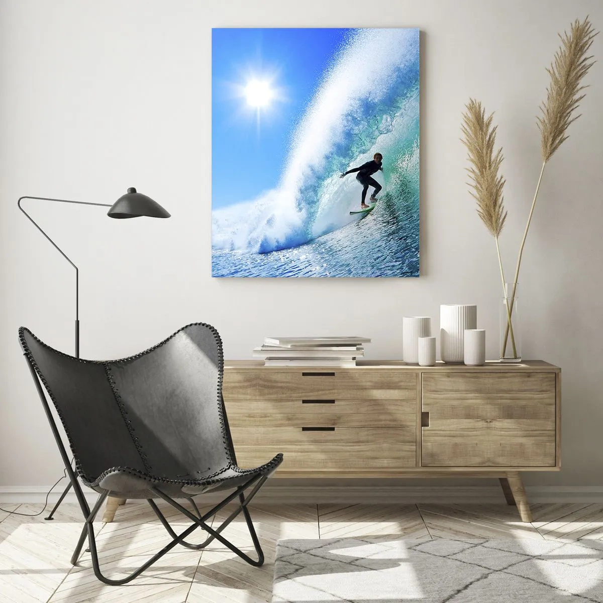 Impression sur verre - Image sur verre - Un surfeur sur une planche chevauche une vague puissante sous un ciel bleu. - 80x120cm - A travers le grand ciel bleu - Décoration murale moderne pour le salon et la chambre ARTTOR