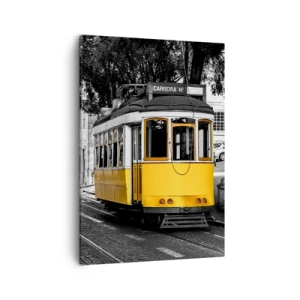 Impression sur toile - Image sur toile - Un tramway jaune sur fond de rue en noir et blanc - 50x70cm - Et du fado en arrière-plan - Décoration murale moderne pour le salon et la chambre ARTTOR