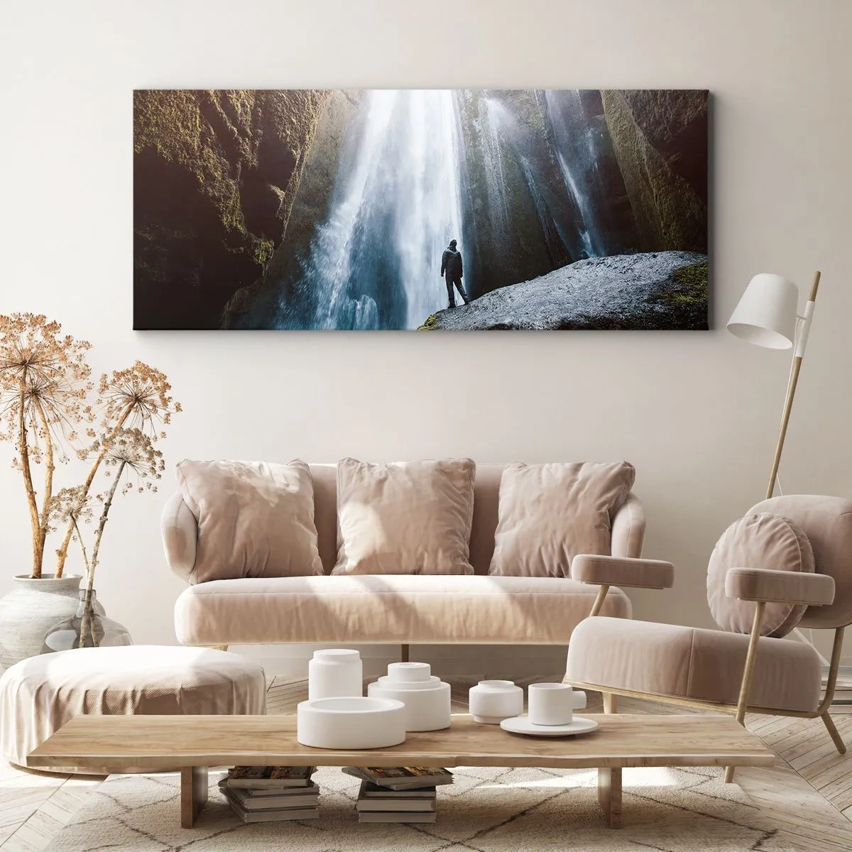 Impression sur toile - Image sur toile - Une silhouette sur fond de cascade majestueuse dans une gorge rocheuse - 120x50cm - Restauration des proportions - Décoration murale moderne pour le salon et la chambre ARTTOR