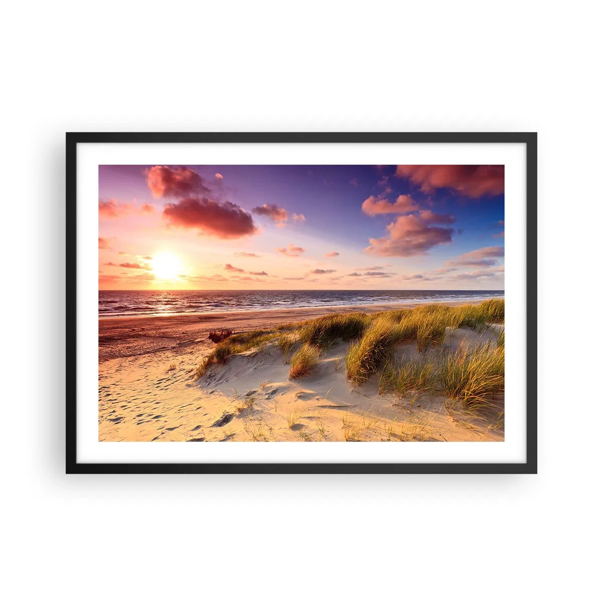 Affiche dans un cadre noir - Poster - Une plage herbeuse et un coucher de soleil sur une mer calme - 70x50cm - L'air sent déjà l'été - Décoration murale moderne pour le salon et la chambre ARTTOR