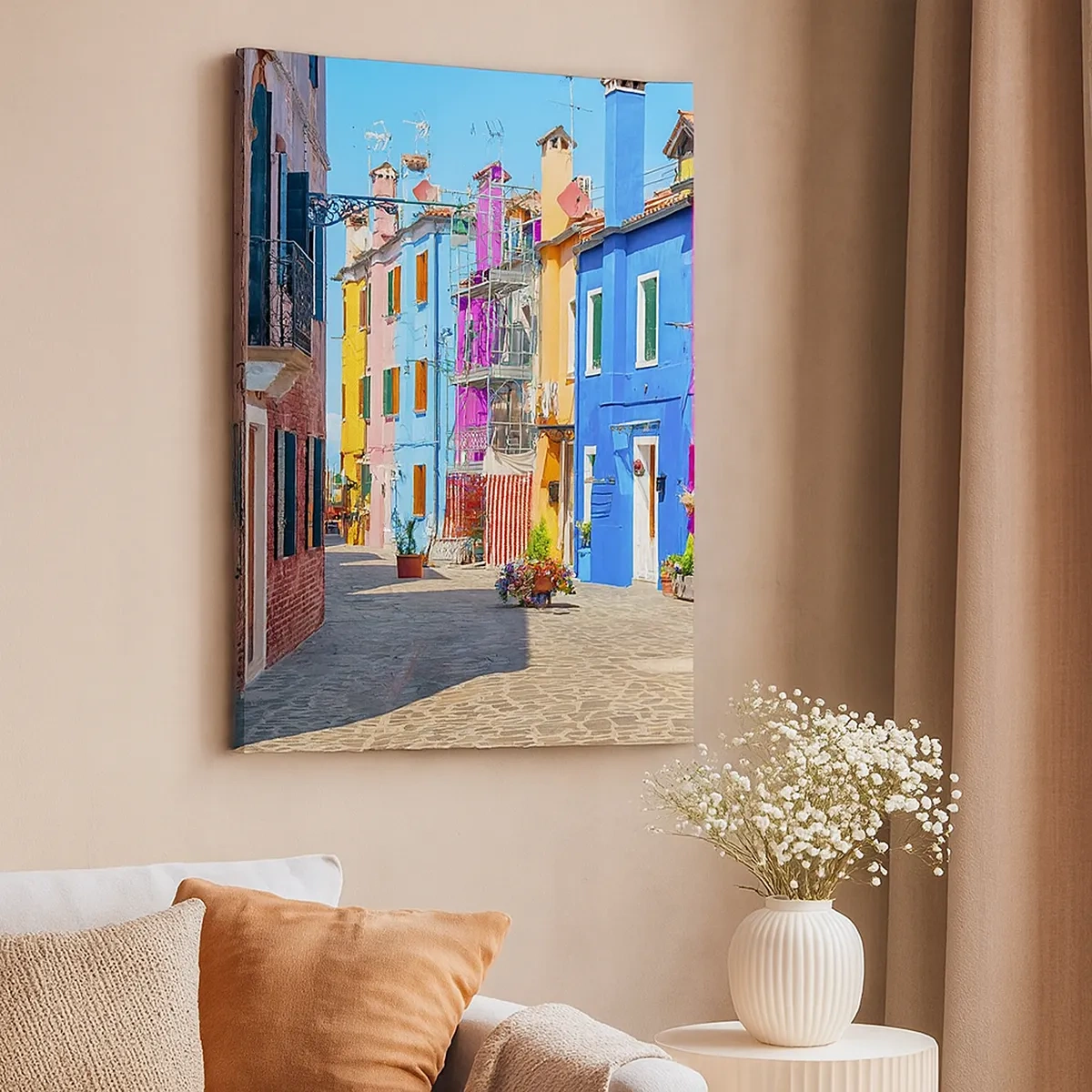 Impression sur toile - Image sur toile - Bâtiments colorés dans une rue étroite de la ville - 50x70cm - Ville "Sous les perroquets" - Décoration murale moderne pour le salon et la chambre ARTTOR