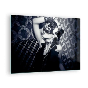 Impression sur verre - Image sur verre - Une silhouette masquée contre un mur à motifs dans des tons de noir et blanc - 70x50cm - Décorations, ornements, motifs… - Décoration murale moderne pour le salon et la chambre ARTTOR
