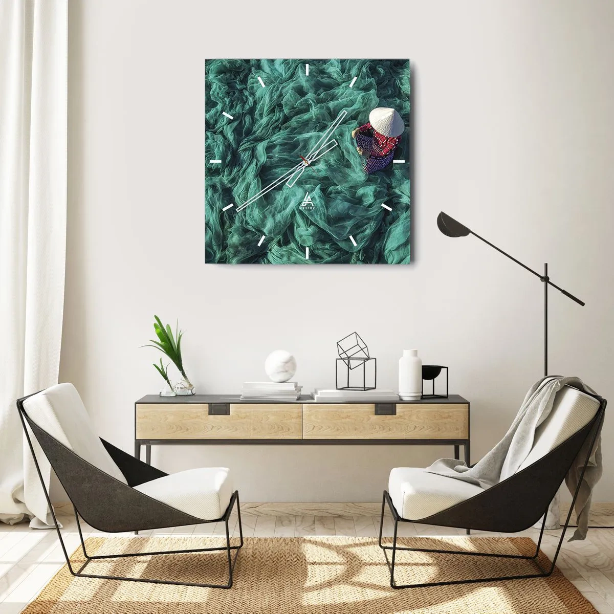 Horloge murale - Pendule murale - Une personne avec un chapeau parmi des filets de pêche verts - 30x30cm - Dans une mer de filet - Décoration murale moderne pour le salon et la chambre ARTTOR