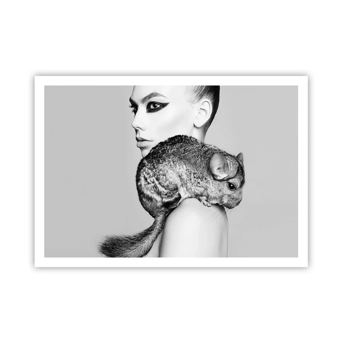 Affiche - Poster - Femme stylisée avec un chinchilla dans une élégante composition en noir et blanc - 100x70cm - Dame au chinchilla - Décoration murale moderne pour le salon et la chambre ARTTOR