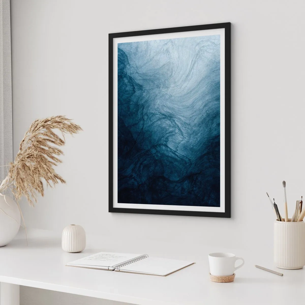 Affiche dans un cadre noir - Poster - Composition abstraite dans les tons bleu marine - 50x70cm - Atteindre en profondeur - Décoration murale moderne pour le salon et la chambre ARTTOR