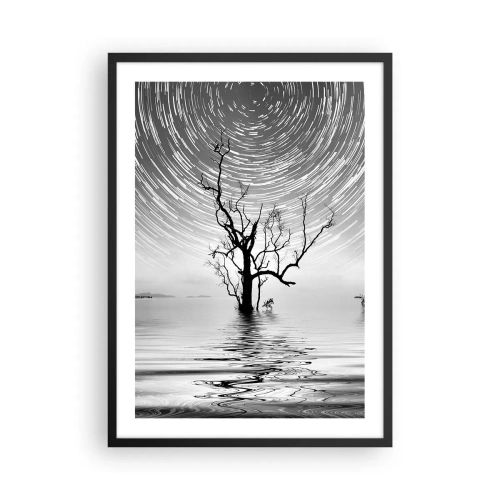 Affiche dans un cadre noir - Poster - Une étoile tourbillonne au-dessus d'un arbre solitaire dans l'eau - 50x70cm - La symphonie de la nature - Décoration murale moderne pour le salon et la chambre ARTTOR