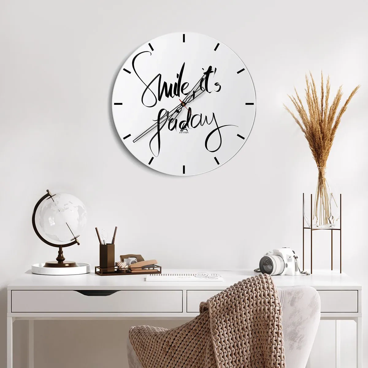 Horloge murale - Pendule murale - Citation « Souriez, c'est vendredi » dans des graphismes élégants en noir et blanc - 30x30cm - Joie réelle - Décoration murale moderne pour le salon, la cuisine et la chambre ARTTOR