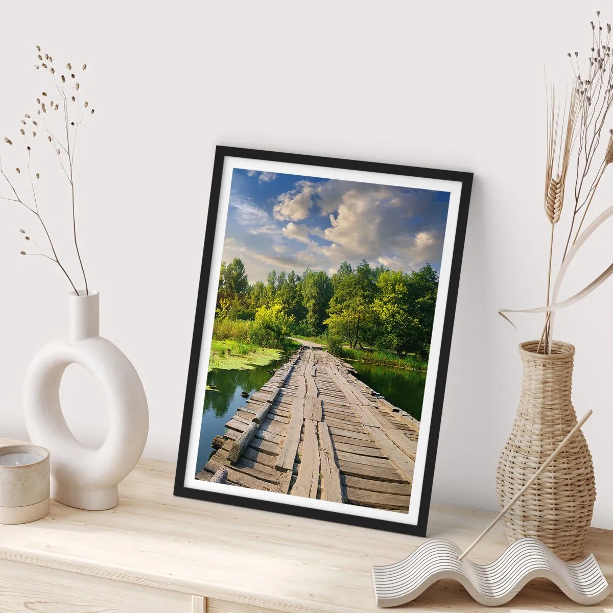 Affiche dans un cadre noir - Poster - Un pont en bois sur une rivière entourée de verdure - 50x70cm - L'été, l'été partout - Décoration murale moderne pour le salon et la chambre ARTTOR