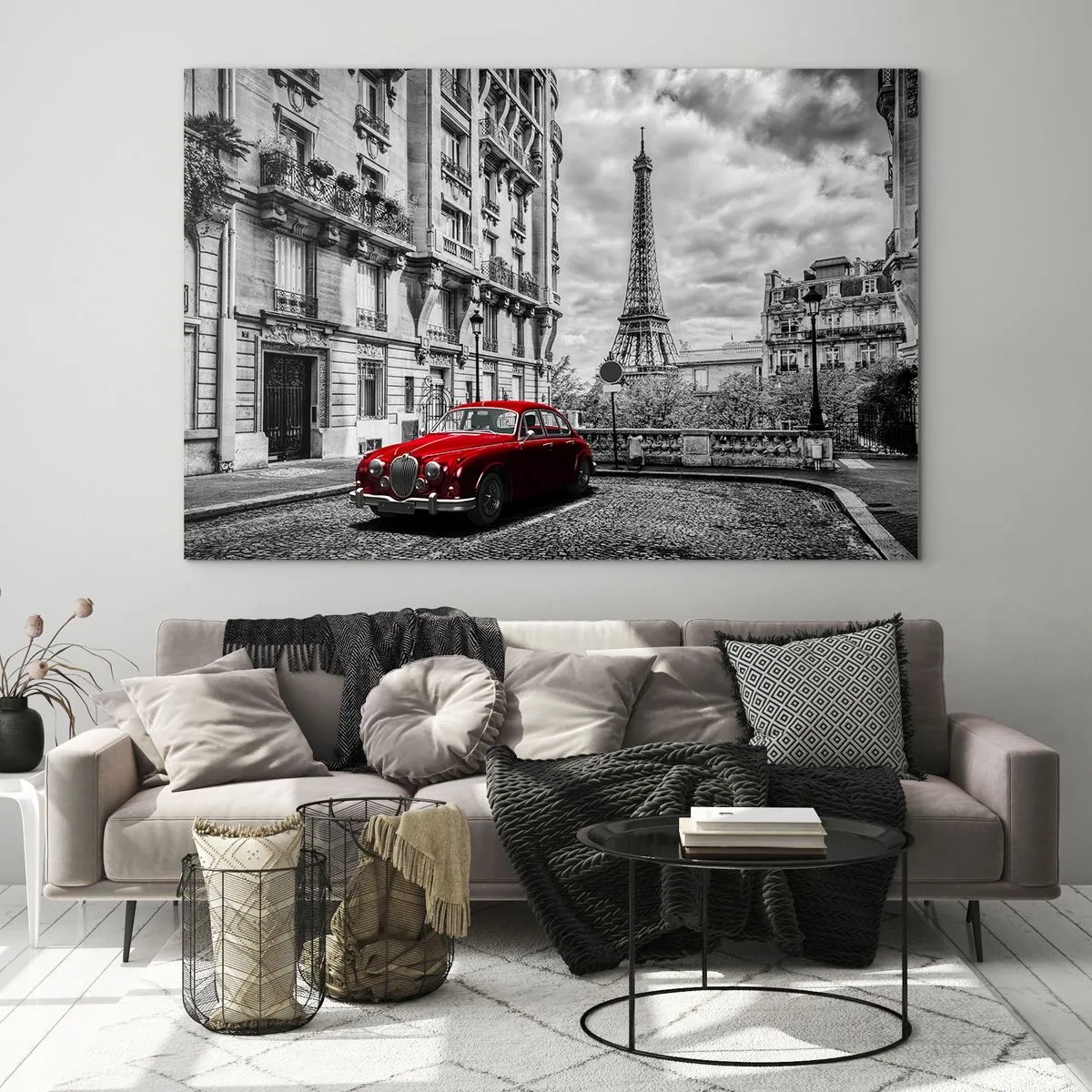 Impression sur verre - Image sur verre - Voiture rouge devant la Tour Eiffel à Paris en noir et blanc - 70x50cm - Prédateur dans la ville - Décoration murale moderne pour le salon et la chambre ARTTOR