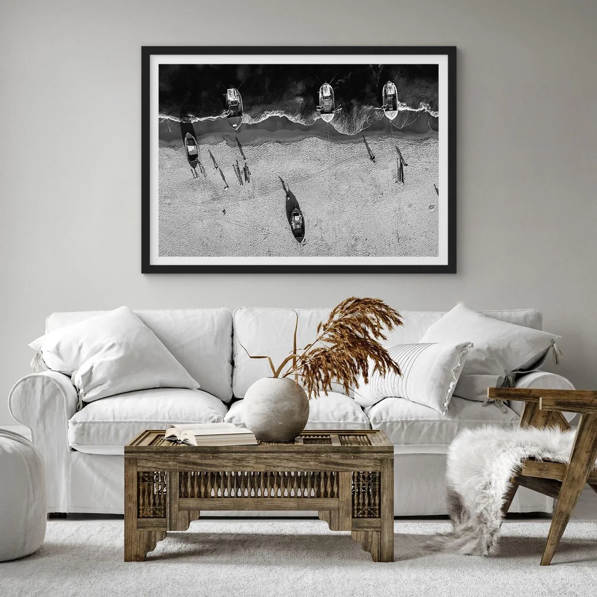 Affiche dans un cadre noir - Poster - Vue aérienne en noir et blanc de bateaux sur la plage - 70x50cm - Toujours sur le rivage… - Décoration murale moderne pour le salon et la chambre ARTTOR