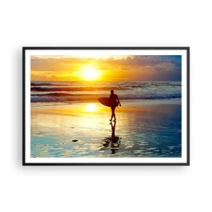 Affiche dans un cadre noir - Poster - Un surfeur marchant sur la plage au coucher du soleil avec une planche à la main. - 100x70cm - Le retour du guerrier - Décoration murale moderne pour le salon et la chambre ARTTOR