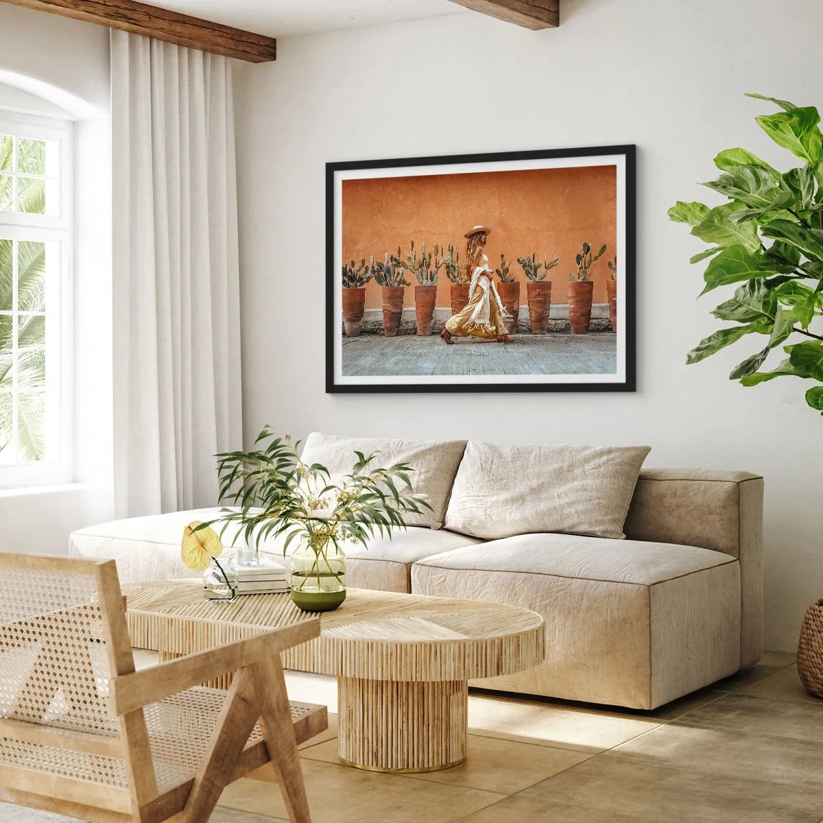 Affiche dans un cadre noir - Poster - Une femme dans un style bohème avec des pots de cactus en arrière-plan. - 70x50cm - Style hippie - Décoration murale moderne pour le salon et la chambre ARTTOR
