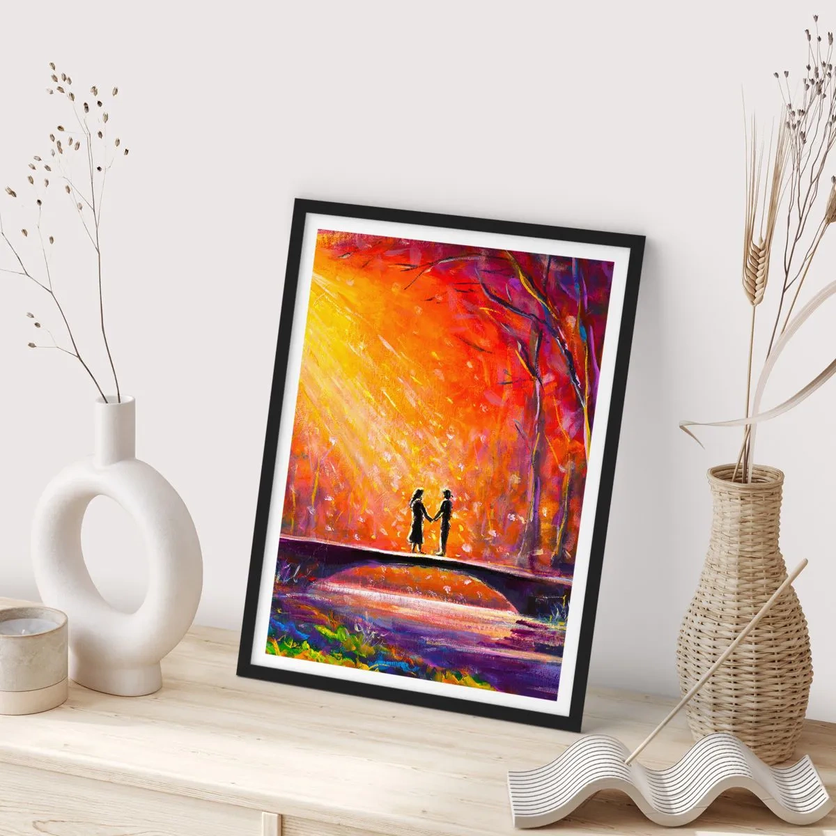 Affiche dans un cadre noir - Poster - Un couple sur un pont entouré d'un paysage coloré - 50x70cm - Le ciel les aime aussi - Décoration murale moderne pour le salon et la chambre ARTTOR