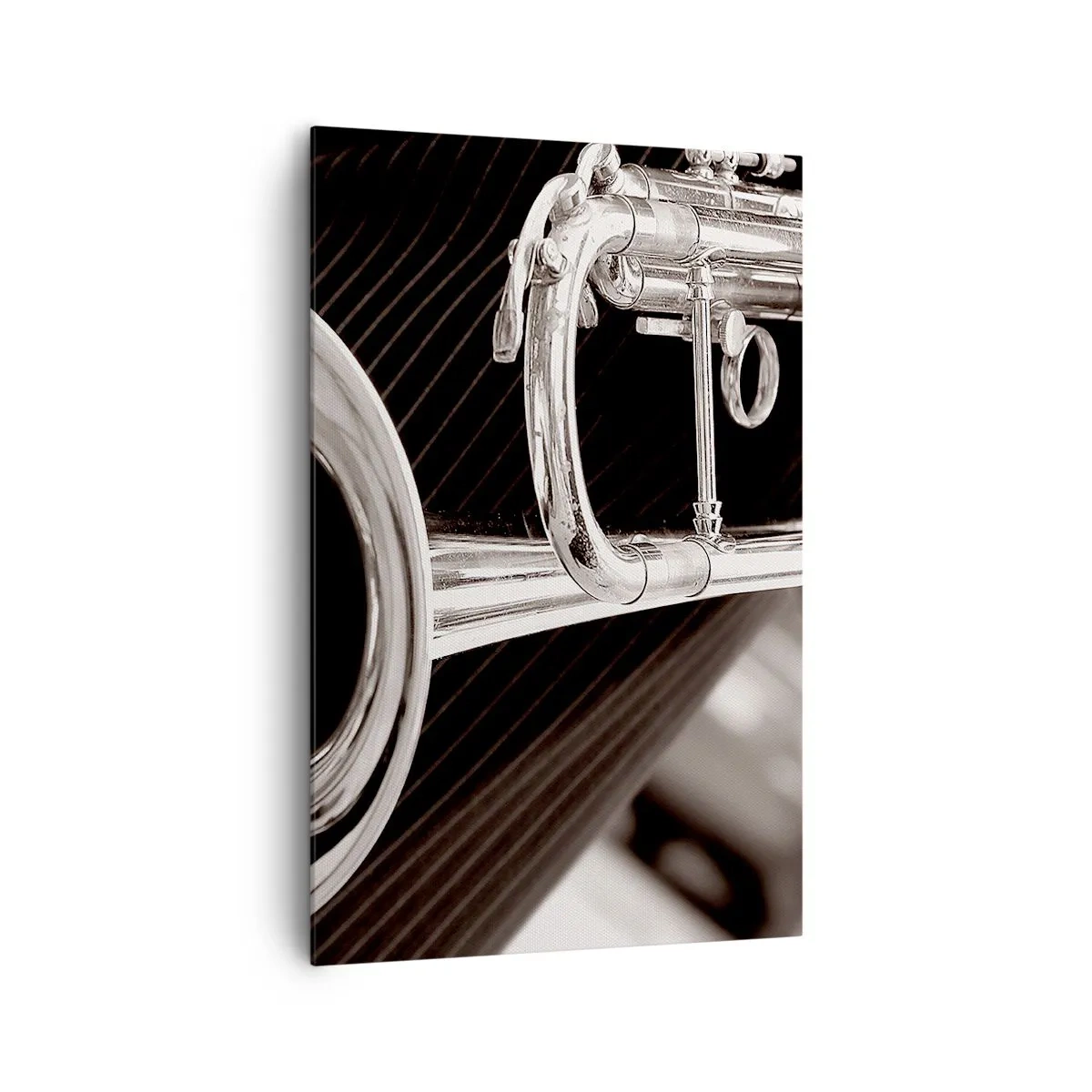 Impression sur toile - Image sur toile - Gros plan d'une trompette argentée sur un fond de tissu élégant. - 80x120cm - Voyage musical vers les années 30 - Décoration murale moderne pour le salon et la chambre ARTTOR