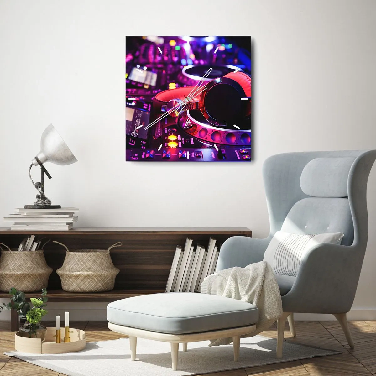Horloge murale - Pendule murale - Casque DJ sur une console avec éclairage néon - 30x30cm - Avant que le plaisir ne commence - Décoration murale moderne pour le salon et la chambre ARTTOR