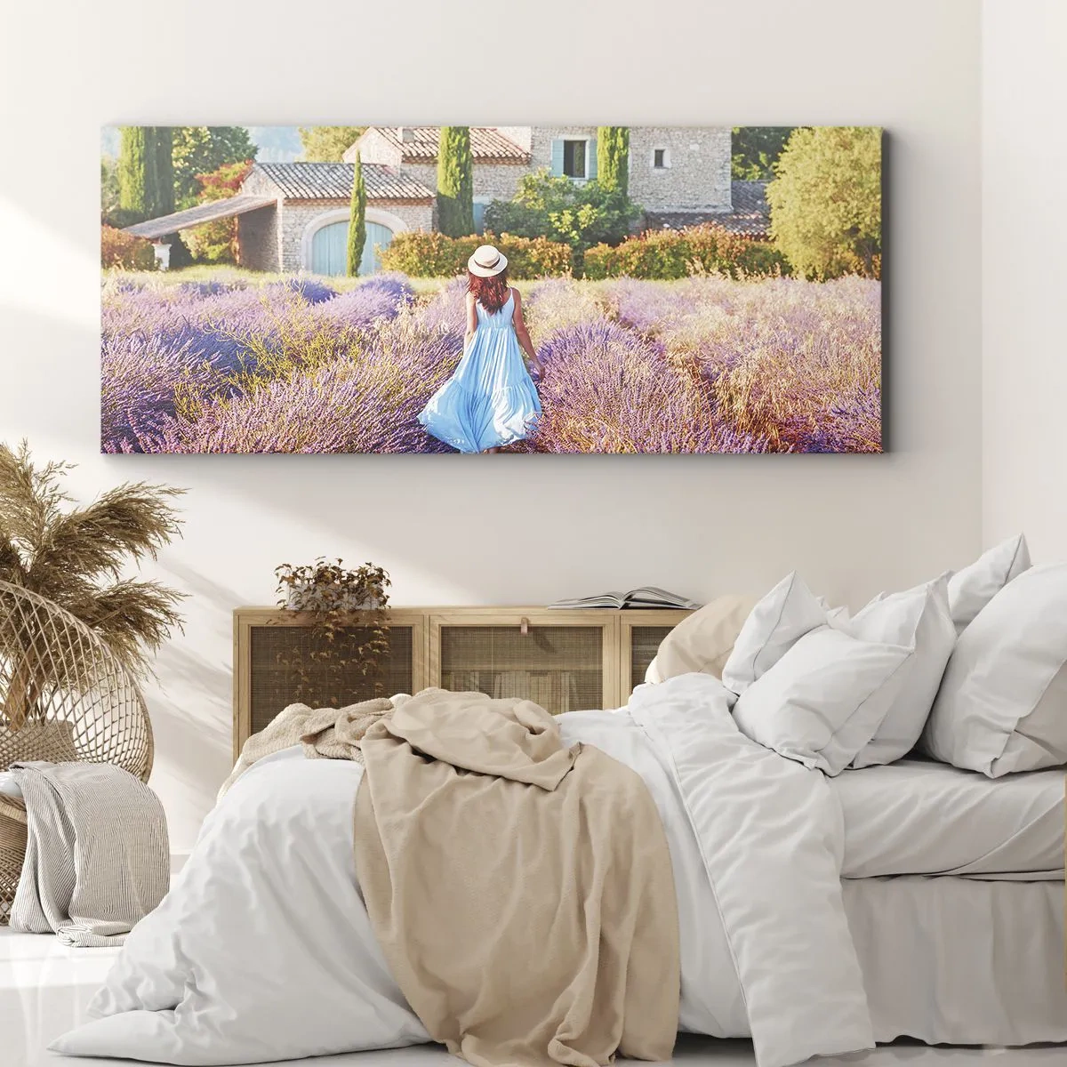 Impression sur toile - Image sur toile - Une femme en robe bleue marchant dans un champ de lavande avec vue sur une maison. - 140x50cm - Fille de la lavande - Décoration murale moderne pour le salon et la chambre ARTTOR