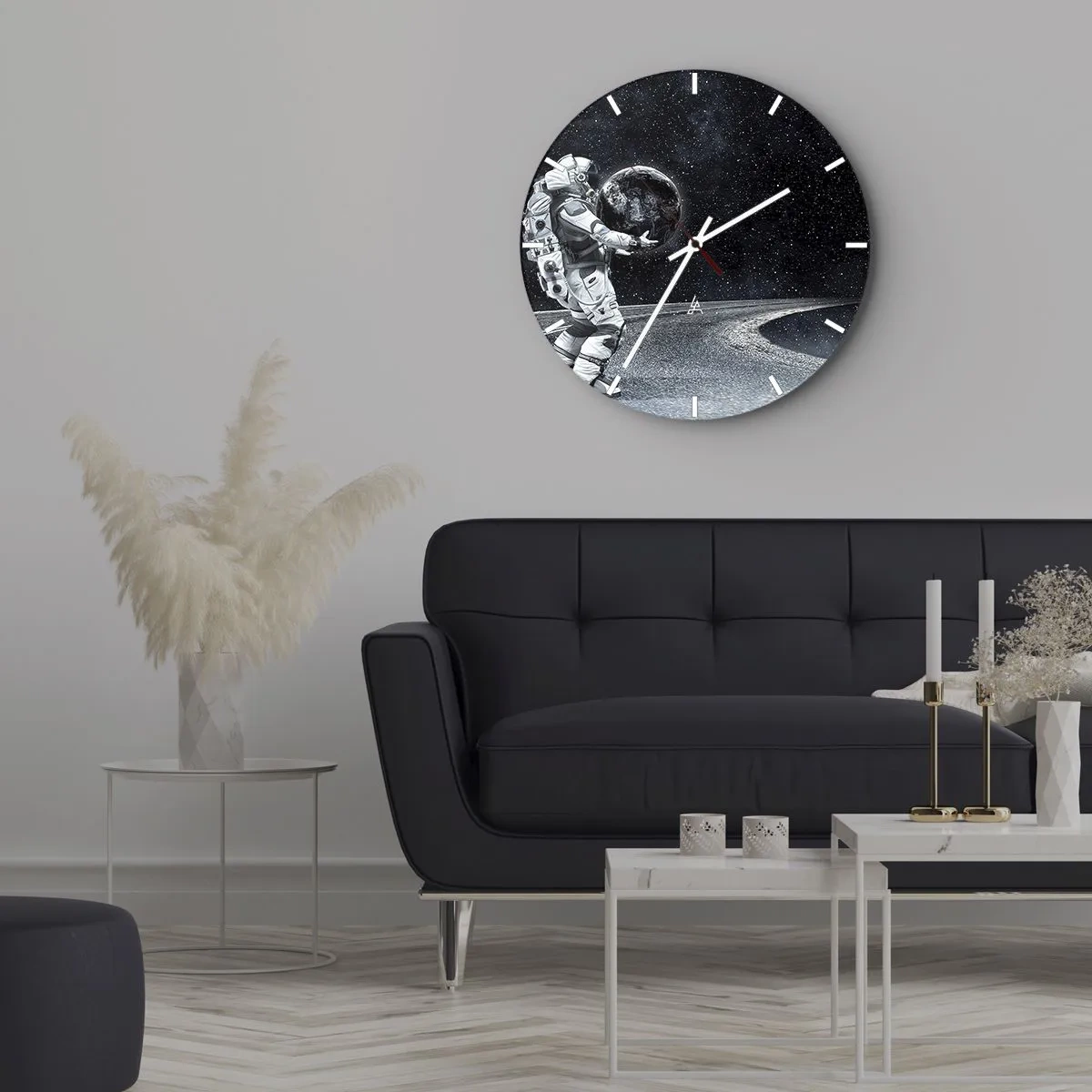 Horloge murale - Pendule murale - Un astronaute debout sur la Lune tenant la Terre dans ses mains - 30x30cm - Sur la Voie Lactée - Décoration murale moderne pour le salon, la cuisine et la chambre ARTTOR