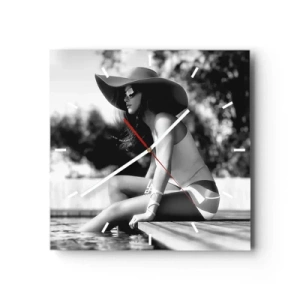 Horloge murale - Pendule murale - Femme au chapeau au bord de la piscine en noir et blanc - 30x30cm - Rêve d'été - Décoration murale moderne pour le salon et la chambre ARTTOR